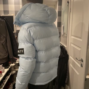 NVLTY Jacka - S=Kvar. M=Såld. Den i S har en reva på axeln, hör av dig vid fler bilder. Dom är aldrig använda, skevan fanns med när jag fick den. Finns bara tillgängliga i London så om man ska köpa ny medför en summa på 500 kr i tull. Köpt för 1800!