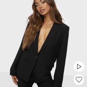 Säljer denna supersnygga blazern från Nelly.com 