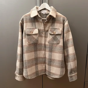 Jacka American Dreams storlek S - Jacka från American Dreams storlek S. Endast använd en gång. Inköpt på Jackie i Stockholm. Nypris 1700:-