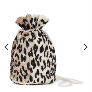 Ganni pouch  - Ganni miniväska/pouch i leopard. Aldrig använd tråkigt nog. Nypris 2795kr säljer för 1500