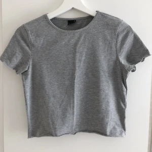 Topp - Grå kort topp från Ginatricot. Frakt 30kr 