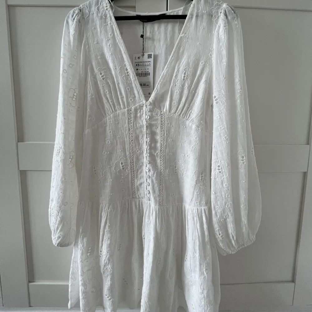 Denna vita klänning är ifrån zara i storlek XS, klänningen är aldrig använd och har därmed prislappen kvar❤️ordinarie pris är 559 kr. Klänningar.
