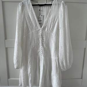 Denna vita klänning är ifrån zara i storlek XS, klänningen är aldrig använd och har därmed prislappen kvar❤️ordinarie pris är 559 kr