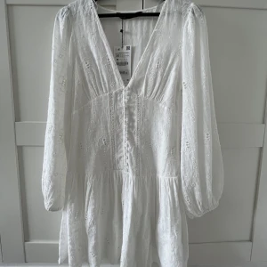 Zara klänning - Denna vita klänning är ifrån zara i storlek XS, klänningen är aldrig använd och har därmed prislappen kvar❤️ordinarie pris är 559 kr