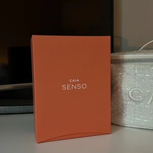 Caia parfym  - Säljer min Caia parfym SENSO. Fick den i min julkalender men har redan den parfymen så behöver inte denna❤️ den kostar egentligen 595kr men säljer min för 450kr. ( den är ej använd )