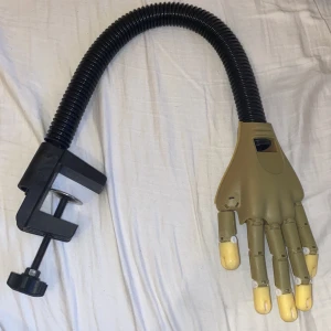 Nail practice hand - Hej säljer denna övnings handen man gör naglar på då jag inte längre har tid att använda den. Man får med naglarna som visas på bilden. Den är i bra skick