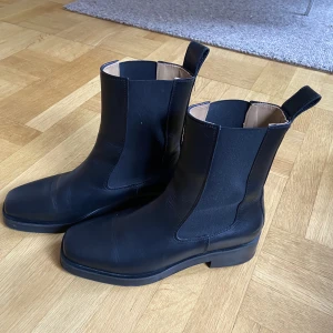 Boots st42 - & Other Stories - Endast använda en gång pga fel storlek, så i nyskick. Köptes förra året för 2200kr på & Other Stories. True to size. 