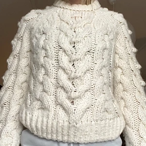 Stickad tröja zara - SNYGG kabelstickad tröja från zara! TJOCK & varm❤️ älskar den men kmr inte till användning tyvärr ❤️strl 38!