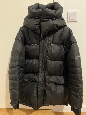 Ea7 vinterjacka, oanvänd. Ord pris 3000kr - Storlek S men passar nog M, har inte använt. Skriv till mig om ni undrar något.