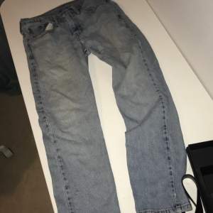 bra och tåliga jeans har tyvärr ett litet hål vid skrevet men det är inte svårt att fixa. Helst kontanter men swish kan lösas