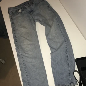 Levi’s 502 jeans - bra och tåliga jeans har tyvärr ett litet hål vid skrevet men det är inte svårt att fixa. 