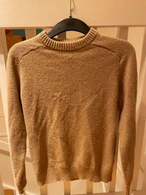 Stickad tröja - Beige stickad tröja från Hm, säljes billigt.