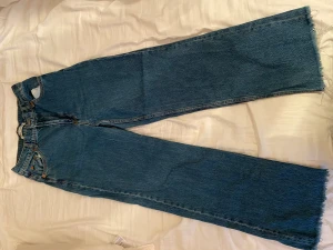 Zara jeans  - Snygga mörkblåa straight jeans från zara i storlek 36. Säjer för 150 kr💕