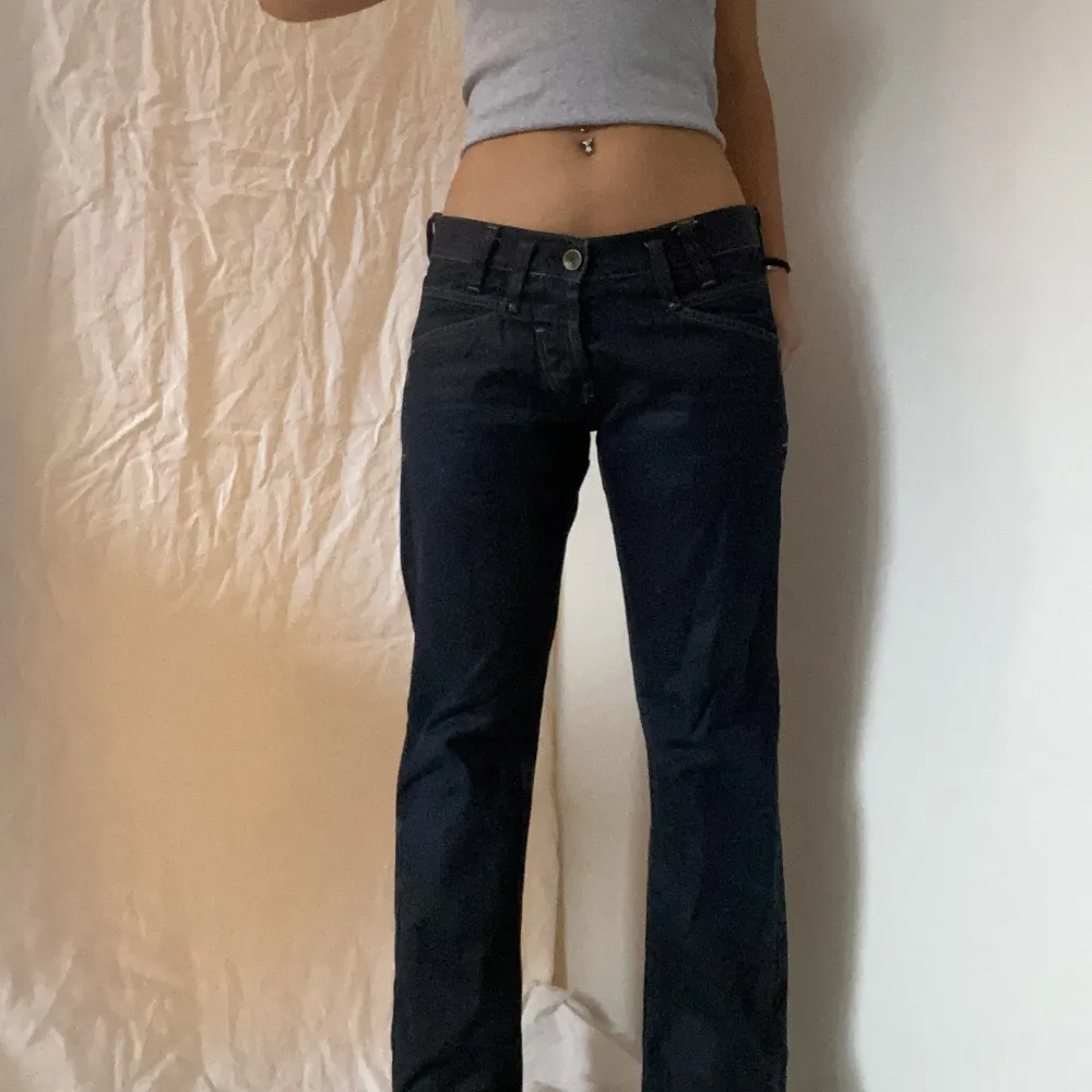 Använd gärna köp nu om du vill köpa/eller skriv till mig privat! Raka lågmidjade jeans köpta secondhand Uppskattade mått:  Midja: cirka 80 Innerbenslängden: cirka 78. Jeans & Byxor.