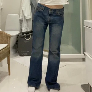 Levis jeans - Vintage levis jeans i strl 33/34 köpta secondhand i paris, jag på bilen är 171cm, spårbar frakt 66kr💕💕