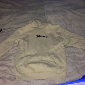 Beige hoodie - Säljer en beige hoodie då jag inte använder den den är nästan inte andvänd alls