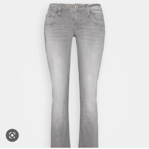 LTB valerie jeans  - Ett par supersnygga lågmidjade jeans från LTB!! De är helt slutsålda i denna storlek,de är även helt oanvända med alla lappar kvar, säljer då jag köpte en för liten storlek och inte hann lämna tillbaka.Passa på och fynda de snyggaste och skönaste jeansen!