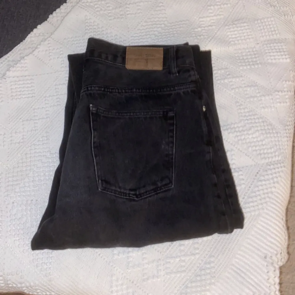 Svarta jeans köpta på Junkyard i storlek M. Märket är Sweetsktbs. Bra skick och hela överallt. 500 kr + fraktkostnaden. Pris kan diskuteras.. Jeans & Byxor.