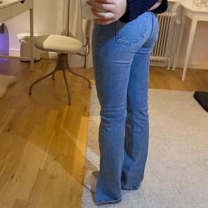 Snygga jeans från lager 157 med slits❤️säljer pga av att de blivit för små tyvärr och användes ca 5 gånger❤️❤️passar på en som är ca 160 eller något längre❤️ (köparen står för frakt)