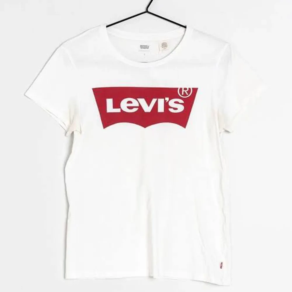 Klassisk Levi’s t-shirt , använd ett fåtal gånger , lånade bilder. Vid intresse kan fler bilder skickas.. T-shirts.