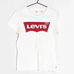 Klassisk Levi’s t-shirt , använd ett fåtal gånger , lånade bilder. Vid intresse kan fler bilder skickas.