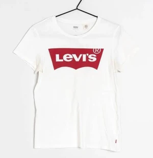 Levi’s  t-shirt - Klassisk Levi’s t-shirt , använd ett fåtal gånger , lånade bilder. Vid intresse kan fler bilder skickas.