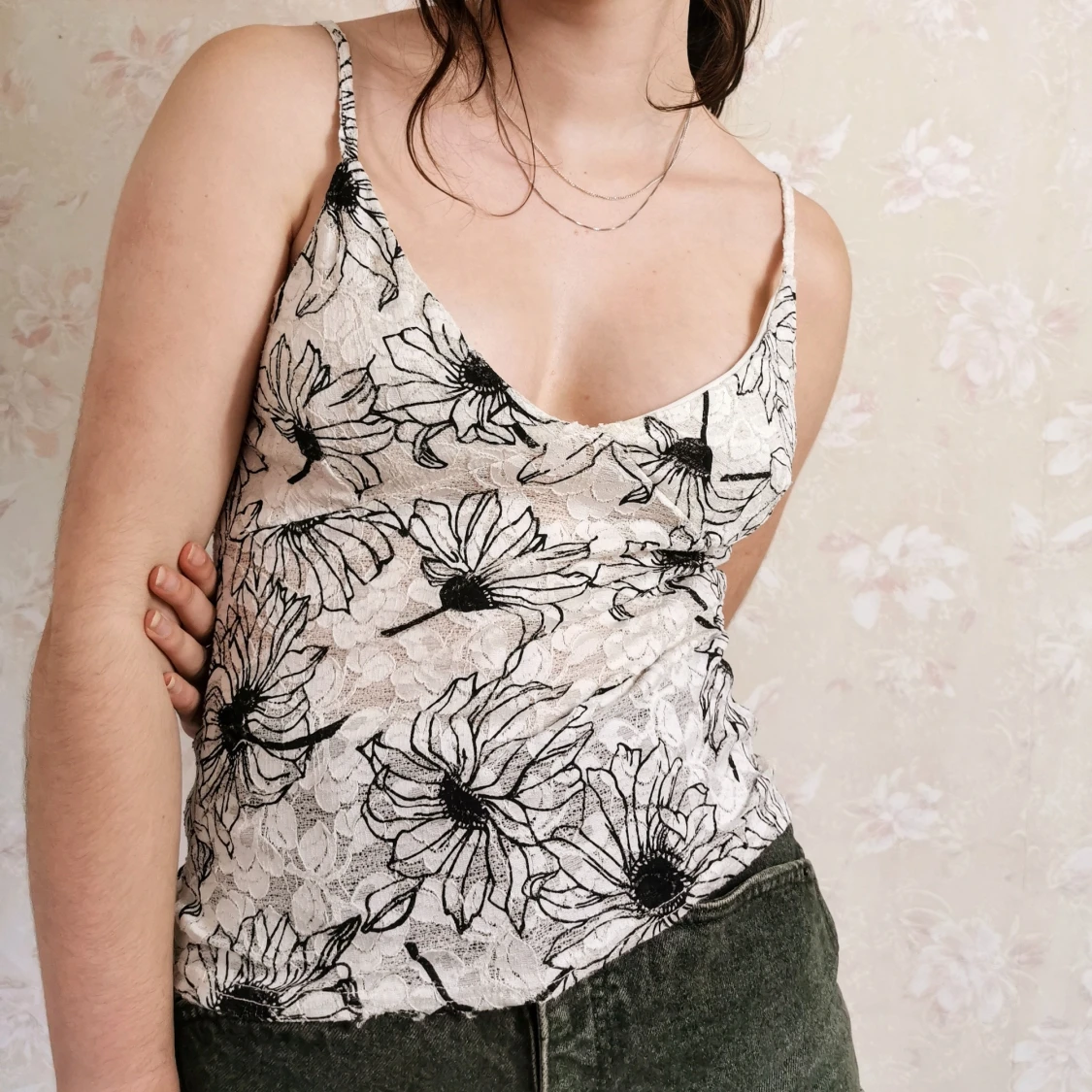Blommig svartvitt linne från secondhand 