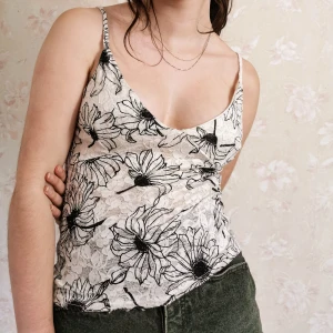 Blommig svartvitt linne från secondhand  - Väldigt söt topp, har inga hål eller missfärgningar! Kommer från secondhand, skulle gissa på att den är från 90-talet. Om du vill ha fler bilder eller undrar något så är det bara att fråga! :) 
