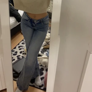 Low waist flared jeans  - Säljer mina lågmidjade jeans från H&M. De är i bra skick och inga defekter. Köpta för ett tag sedan, endast använda några gånger. Köpte de för 250 kr, säljer för 170. Har även previs samma modell i en mörkare färg som jag säljer! 