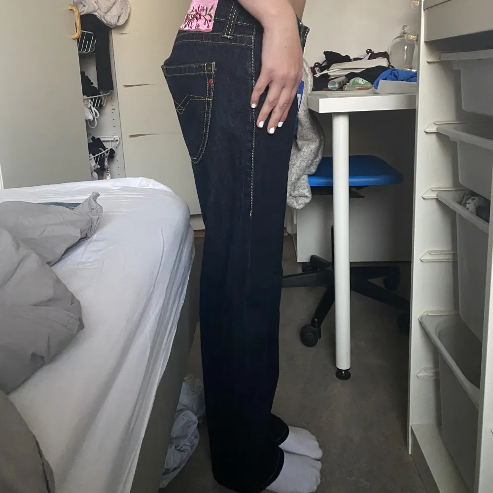 Säljer dessa lågmidjade replay jeans i mörk tvätt som jag aldrig använt då de är för små! Så de är i jätte fint skick!. Jeans & Byxor.