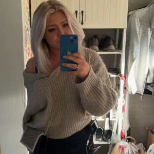 Snygg stickad tröja från gina tricot💫 - Säljer denna sjukt snygga tröja från Gina. Storlek Medium💫 Lite noprig men det är inget som märks, använd fåtal gånger💞