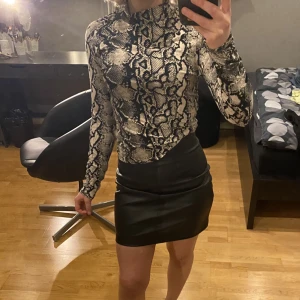 Tröja Gina tricot  - Polotröja från Gina tricot i ormmönster