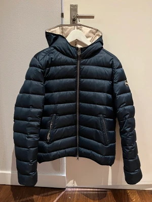 Colmar Jacka  - I bra skick och oanvänd sedan den kom från kemtvätt. Vänstra fickansdragkedja är sönder.  Jackan är i storlek 46, men sitter bra på mig som vanligtvis är en small. Är 170 cm lång. Fler bilder kan skickas privat om det önskas och pris kan diskuteras. 