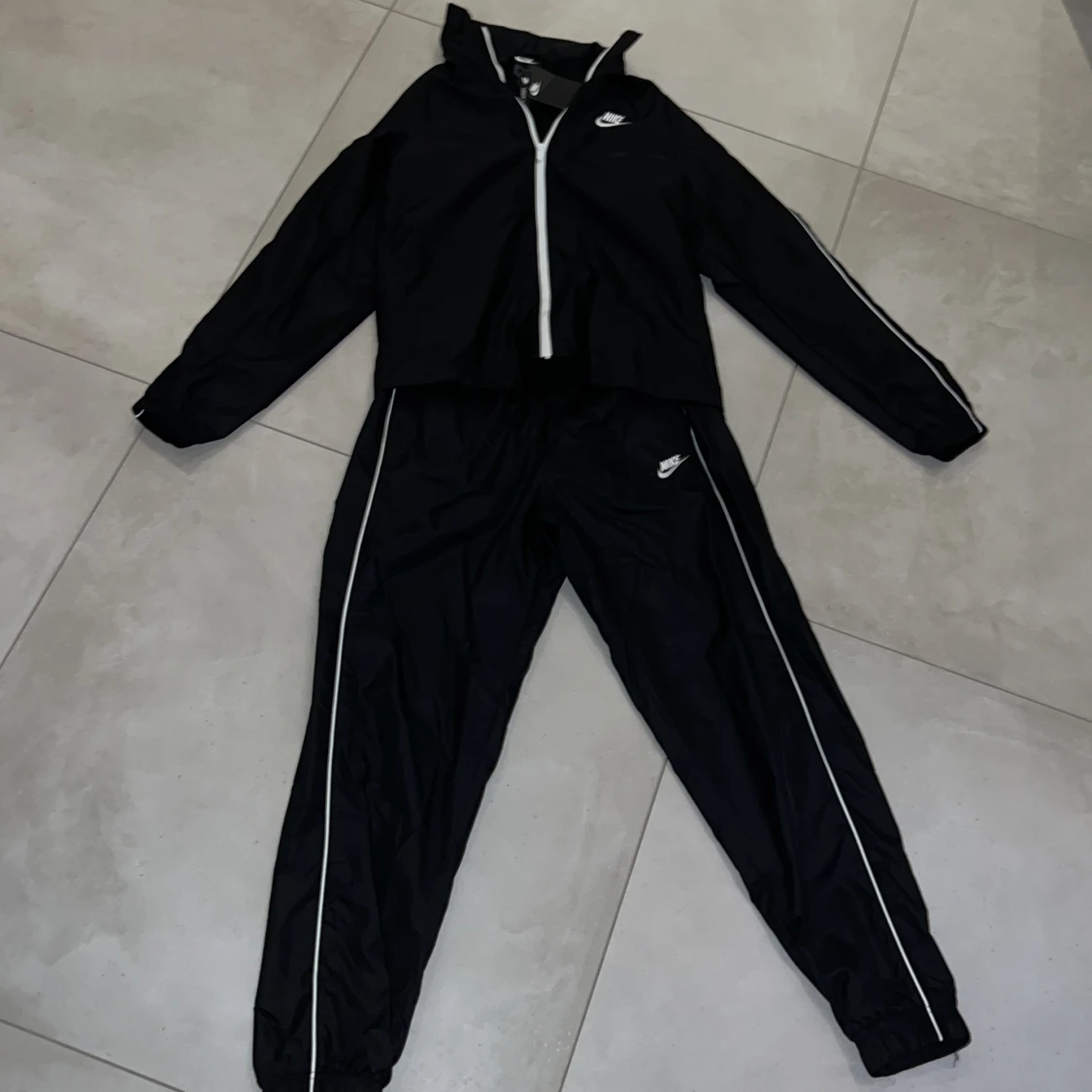 Nike tracksuit, storlek S och du som köpare står för frakten