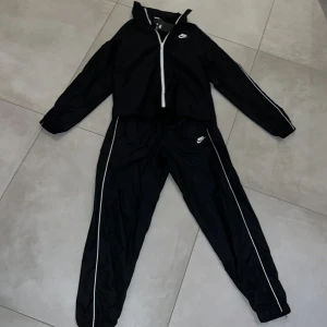 Nike tracksuit, storlek S och du som köpare står för frakten - Den är ny skick tröjan är helt oanvänd och byxorna har bara använts en gång den är ungefär 5 månader gammal och har inte några skador eller liknande 