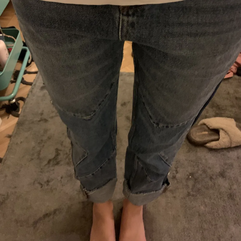 Säljer dessa så coola sandro jeans i strl 38, har sytt om dem lite, sydde in en kil i sidan så de sitter lågmidjat på mig. Är 178 cm lång. Även snygga att vika upp så får man lite kortare jeans. Jeans & Byxor.
