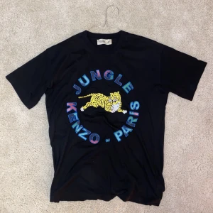 Kenzo x H&M T-shirt - Svart T-shirt från samarbetskollektionen mellan Kenzo och H&M.