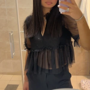 Zara topp - Superfin topp från ZARA, storlek L men passar bra på mig som vanligtvis har S/M! 