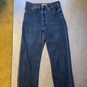 Levisjeans - Mörkblå Levisjeans. W31 L29.  Modell: Ribcage Straight.  Nyskick.  Fler bilder kan skickas.