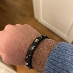 Valentino armband - Tja! Säljer nu mitt fina valentino armband i svart färg med silvriga nitar. Använt cirka 15 gånger med inga synliga flaws, 8/10 skick. Lite använding på bandet endast samt nitarna. Nypris ligger på 2200 sek och svår färg att få tag i så passa på. 