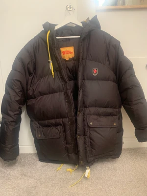 fjällräven jacka  - säljer min fina fjällräven jacka, köpt här på plick men får inte mycket användning av den, storlek xs och stor i storleken skriv gärna om ni är intresserade💕