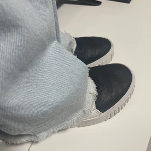 Skor Puma - Puma skor, jättefina passar med mycket. Kom med prisförslag. Jättefint skick, använda en gång pga för liten storlek för mig. Gratis frakt.  Nypris var runt 800 något.  