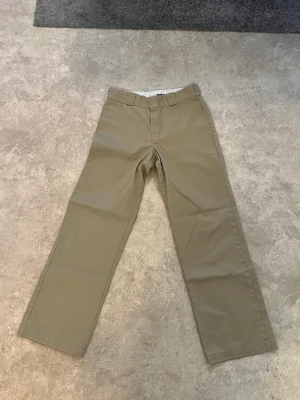 Dickies 874 original fit  - Beigea dickies byxor. Storlek 29/30. Finns fläckar vid knäet (se bild 2) annars fint skick