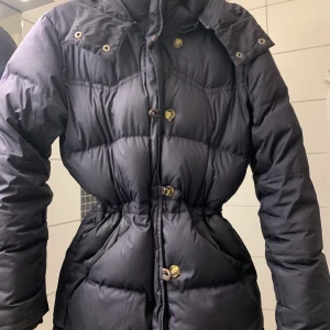 Boomerangjacka - Säljer min älskade boomerangjacka. Har används 3 vintrar och är i acceptabelt skick. 