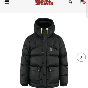 Fjällräven jacka  - Svart jacka från fjällräven i storlek xxs. I gott skick men med ett fåtal små defekter/repor (skriv för bilder) Jackan är inte down lite utan gamla större versionen🥰 