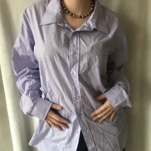 Lila skjorta 👚  - En helt vanlig lila skjorta. Knappt använd och i mycket gott skick. 