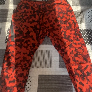 Nike tech fleece byxor  - Helt oanvändbara Nike tech fleece byxor. Helt slutsålda överallt, nypris 1000kr.
