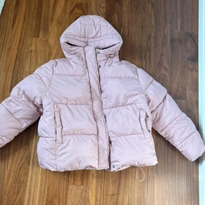 Rosa vinterjacka storlek xs/s - En jätte fin vinter jacka från lager 157. Säljer för att det inte är min stil längre och den är bara använd 2 gånger förra vintern. 🤍