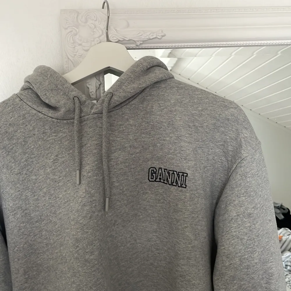 Säljer min Ganni hoddie då den inte kommer till användning. Använd fåtal gånger så den är i nyskick. Nypris 1500kr säljer den för 850kr!☺️. Tröjor & Koftor.