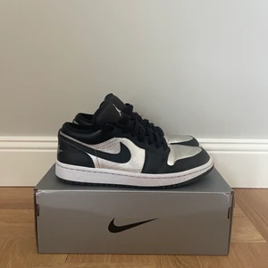 Air jordan 1 low - Säljer ett par ”Air Jordan 1 Low SE Black Metallic Silver” i mycket bra skick. Nypris: 1630 kr. Mitt pris 1000 + frakt!  Tyvvär har jag tappat bort original kartong, men skickar skorna i en annan👌🏼 Kom privat för mer bilder eller frågor☺️💘